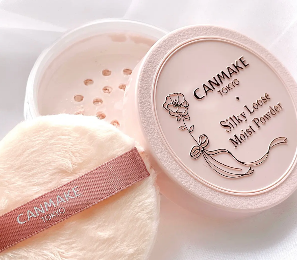 Compare the popular colors of Canmake Silky Loose Moist Powder CLose uｐ looks